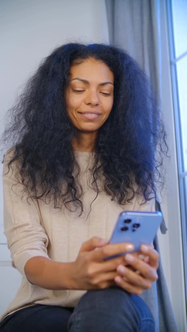 Feliz Joven Mujer Negra Escribiendo Mensaje Aplicación Redes Sociales Teléfono — Vídeos de Stock