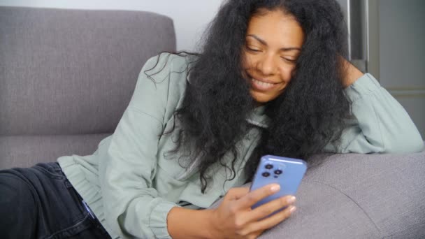 Mulher Negra Feliz Usando Namoro Aplicativo Telefone Móvel Relaxado Africano — Vídeo de Stock