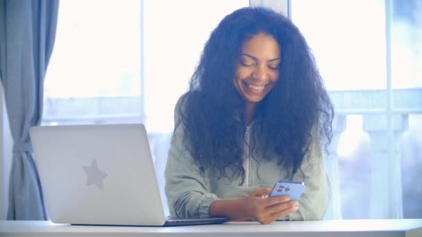 Młoda Czarna Bizneswoman Używająca Telefonu Komórkowego Freelancer Kobieta Przeglądanie Wiadomości — Wideo stockowe