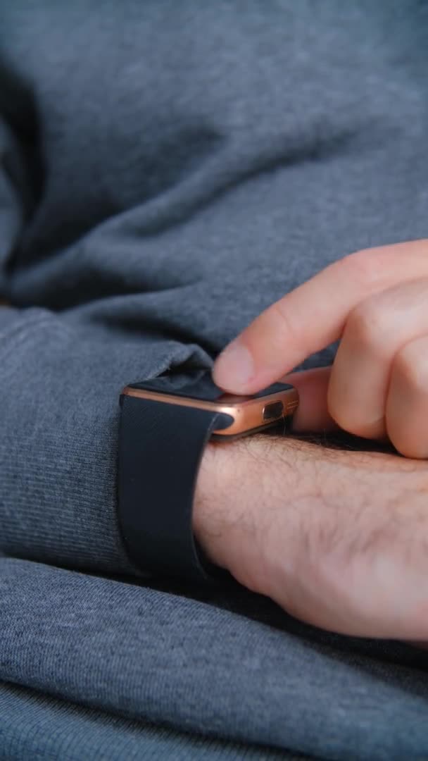 Man Browsing Pesan Smartwatches Orang Menggunakan Jam Tangan Pintar Modern — Stok Video