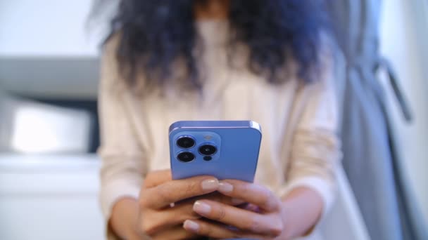 Mujer Negra Joven Usando Teléfono Móvil Persona Que Navega Por — Vídeo de stock