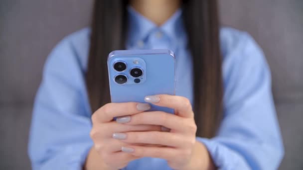 Junge Frau Tippt Auf Handy Mädchen Die Social Media App — Stockvideo