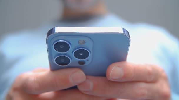 Concentration Sélective Des Mains Homme Aide Smartphone — Video