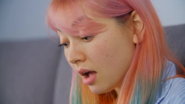 Stressed Young White Woman Dyed Hair Typing Computer Focused Confused — Stock Video