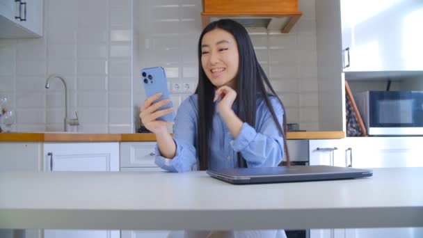 Krásná Mladá Asiatka Mluví Videohovoru Hezká Dívka Pomocí Moderního Smartphonu — Stock video