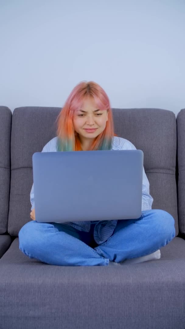 Chica Con Pelo Teñido Hablando Videollamada Emocional Gesto Mujer Joven — Vídeos de Stock