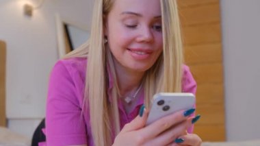 Mutlu bir hayat yaşayan aile içi şiddet mağduru. Bir protez göz ve yüz izi olan kadınlara yönelik şiddet modern cep telefonu ve internetteki dahil olma kavramının videosuyla sosyal bir ilişki.
