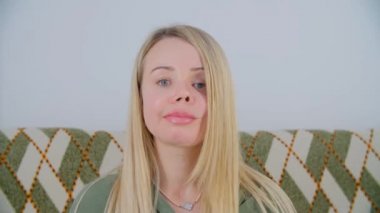 Tek gözü ve yara izi olan güzel bir kadın. Mutlu bir hayat yaşayan kadın tacizi kurbanı. Kadınlara karşı şiddet ve kapsayıcılık kavramları. Gülümseyerek poz veren 30 'lu yaşlarda genç ve güzel bir bayan.