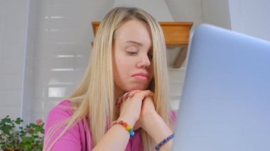Kilit altında dizüstü bilgisayarda çalışan üzgün beyaz kadın. Sorunu çözmeye çalışan beyaz bir kadının video portresi. Serbest çalışan kişi 4K stok videosunda çalışmaktan bahsediyor