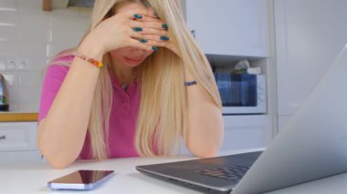 Stresli genç beyaz kadın problemle boğuşuyor. Umutsuzluk ve stres konsepti 4K 'da çekildi. Kafkasyalı kadın tecritteki iş için stres yapıyor. Kapanış videosunda yüzünü elleriyle kapatan umutsuz kişi.