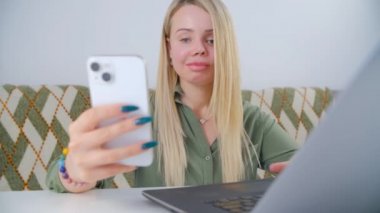 Tek gözü protez ve yara izi olan güzel bir kadın. Gülümseyen bir cep telefonu kullanıyor. Mutlu bir hayat yaşayan ve modern akıllı telefonla iletişim kuran kadın tacizi mağduru. Tek gözlü insan sosyaldir.