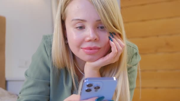 暴力侵害妇女行为的受害者在网上社交 用现代手机与漂亮的白人妇女进行交流 她有一只假眼和面部疤痕 虐待妇女过着幸福的生活 — 图库视频影像