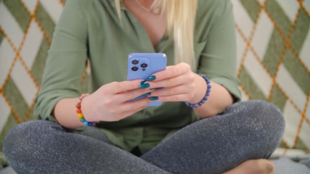 Молода Жінка Друкує Повідомлення Сучасному Мобільному Телефоні Сидячи Зручному Дивані — стокове відео