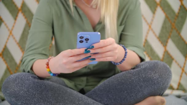 Jovem Mulher Digitando Mensagem Telefone Móvel Moderno Enquanto Sentado Sofá — Vídeo de Stock