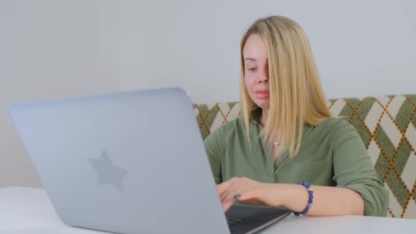 Bella Giovane Donna Adulta Digitando Sulla Tastiera Del Computer Portatile — Video Stock