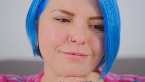 Улыбающаяся Белая Женщина Окрашенными Голубыми Волосами Читает Экрана Компьютера Девушка — стоковое видео