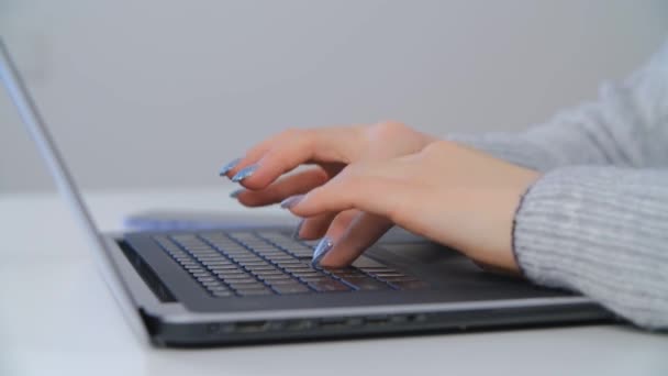 Vrouw Typt Laptop Toetsenbord Freelance Vrouw Doet Afstandswerk Online Met — Stockvideo