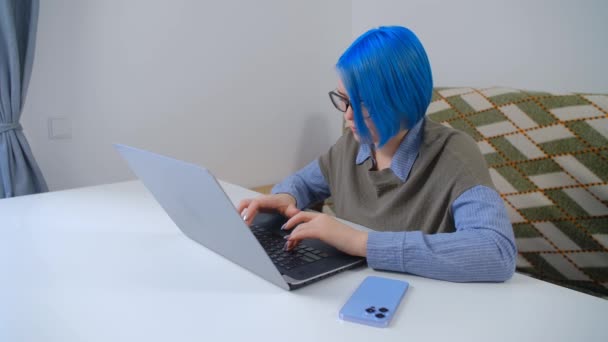 Žena Volné Noze Píše Počítači Millenial Osoba Barvenými Modrými Vlasy — Stock video