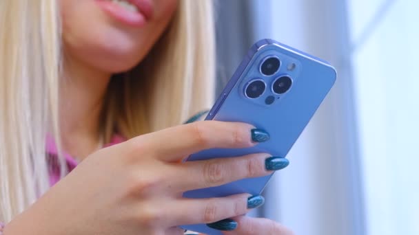 Glückliche Weiße Blonde Frau Tippt Nachricht Auf Modernem Handy Fröhliche — Stockvideo