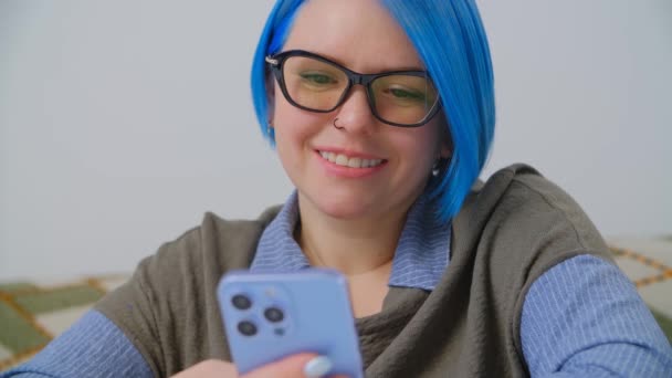 Счастливая Женщина Тысячелетия Просматривает Телефон Белая Женщина Окрашенными Синими Волосами — стоковое видео