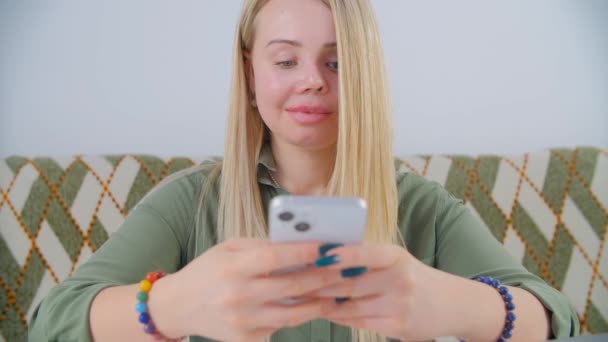 一つの目とオンライン通信のための携帯電話を使用して傷を持つ美しいブロンドの白い女性 女性の概念に対する暴力 顔の傷跡が笑顔で女性 — ストック動画