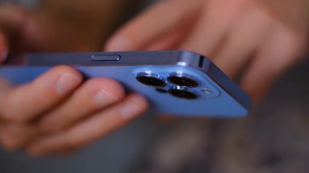 Oglądam Filmy Telefonie Komórkowym Mężczyzna Korzystający Nowoczesnego Niebieskiego Smartfona Potrójną — Wideo stockowe