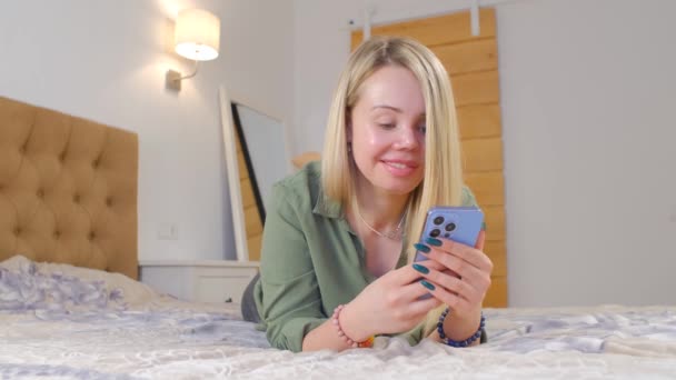 Schöne Einäugige Frau Die Online Mit Modernen Mobiltelefonen Kommuniziert Häusliche — Stockvideo