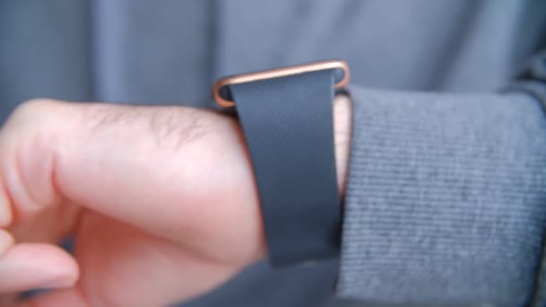 Hombre Pasa Notificación Los Relojes Inteligentes Primer Plano Video Persona — Vídeo de stock