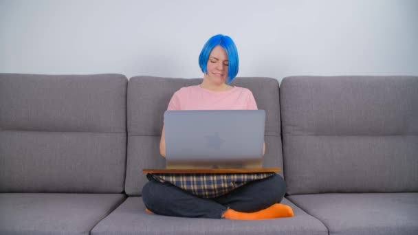 千禧年女人在网上学习 在家里的笔记本电脑上 有染成蓝色头发的白人个人在工作 在连接互联网的笔记本上做远程工作的白人女性 — 图库视频影像