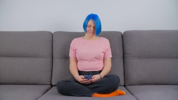 Индивидуальная Белая Женщина Синими Волосами Печатает Сообщение Мобильном Телефоне Креативный — стоковое видео