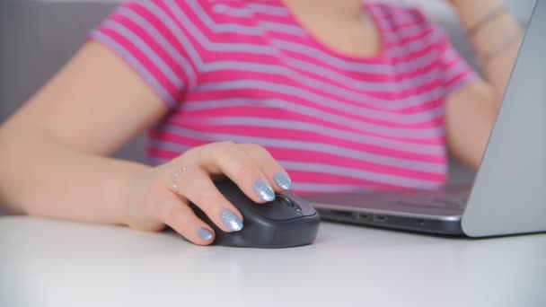 Mani Femminili Cliccando Sul Mouse Del Computer Wireless Primo Piano — Video Stock