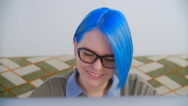 Hermosa Mujer Nerd Con Pelo Teñido Azul Que Trabaja Ordenador — Vídeos de Stock