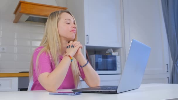 忙碌的白人妇女在家里的电脑上工作 紧张的白人女性凝视着笔记本电脑屏幕 脸上表情严肃 做远程工作的自由职业者 满脸愁容地锁门 — 图库视频影像