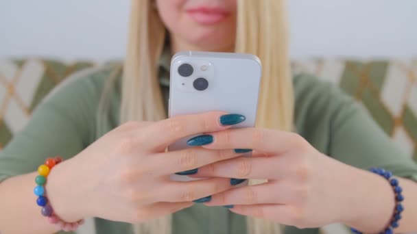 年轻女子使用现代白色智能手机 在特写视频中 在手机上的信使应用程序中 克隆女性键入消息 与手机在线交流的人 — 图库视频影像