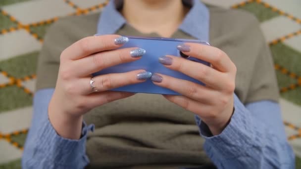 Gamer Menina Jogando Aplicativo Jogo Móvel Smartphone Moderno Close Clipe — Vídeo de Stock
