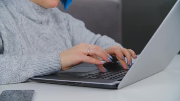 Profesional Freelancer Mujer Escribiendo Ordenador Mujer Trabajando Computadora Portátil Casa — Vídeo de stock