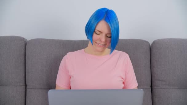 Mujer Blanca Creativa Con Pelo Azul Teñido Que Trabaja Ordenador — Vídeo de stock