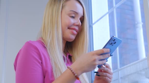 現代の携帯電話とオンラインで通信している家庭内虐待の生存者 スマートフォンのSnsアプリを使って顔に傷跡が残る美しい白人女性 4Kの女性の概念に対する暴力 — ストック動画