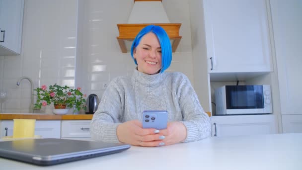 Glückliche Weiße Frau Mit Blauen Haaren Mit Handy Nette Kaukasierin — Stockvideo