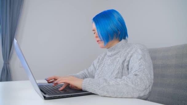 Kreative Professionelle Frau Mit Gefärbten Blauen Haaren Die Hause Während — Stockvideo