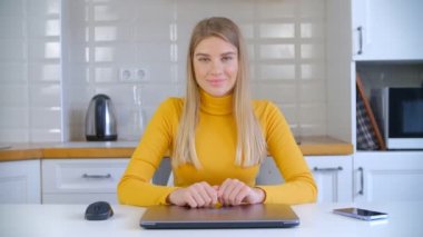 Güzel beyaz kadın dizüstü bilgisayarı açıyor ve 4K stok videosunda kilit altında çalışmaya başlıyor. Çekici sarışın kadın hızlı internete bağlı defter bilgisayarı üzerinde çalışıyor.