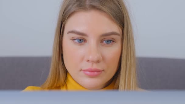 Vacker Frilansande Kvinna Som Jobbar Laptop Hemma Porträtt Ung Vuxen — Stockvideo