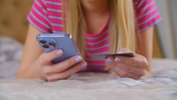 年轻女子在网上用信用卡支付 用手机在家里购物 白色女性在网店购买带有现代智能手机和网络连接的产品 在移动应用程序中购物的人 — 图库视频影像