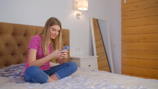 Mooie Blonde Vrouw Met Mobiele Telefoon Witte Vrouw Typt Bericht — Stockvideo