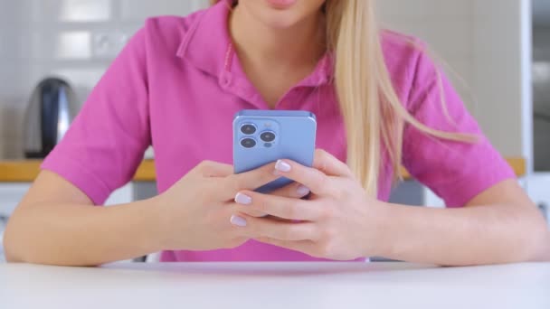 若い女性はオンライン通信のための携帯電話アプリを使用しています 4Kストックビデオでスマートフォンで白い女性の入力メッセージ 5Gインターネット接続によるソーシャルメディアアプリケーションで通信する者 — ストック動画