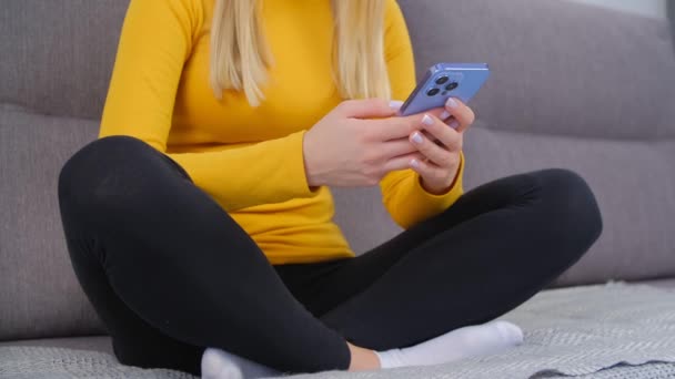 Ajuste Joven Mujer Escribiendo Mensaje Teléfono Inteligente Mujer Utilizando Aplicación — Vídeo de stock