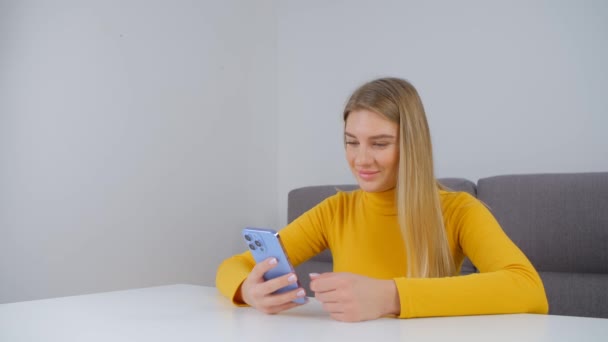 Mujer Blanca Feliz Navegar Por Internet Teléfono Móvil Sonriente Hembra — Vídeos de Stock