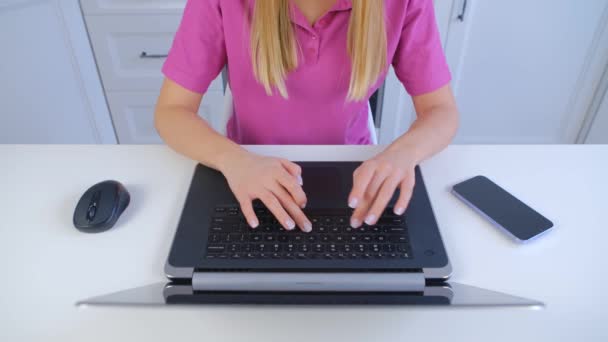 Νεαρή Γυναίκα Πληκτρολογώντας Στον Υπολογιστή Φορητό Υπολογιστή Στο Σπίτι — Αρχείο Βίντεο