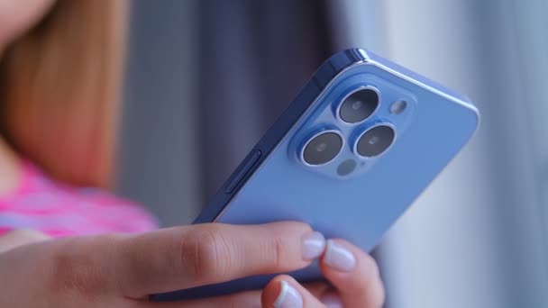 Modern Cep Telefonu Kullanımda Genç Bir Kadın Kameralı Yeni Akıllı — Stok video