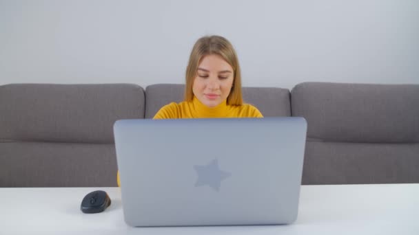 Mulher Branca Bonita Trabalhando Computador Portátil Freelancer Profissional Fazendo Trabalho — Vídeo de Stock